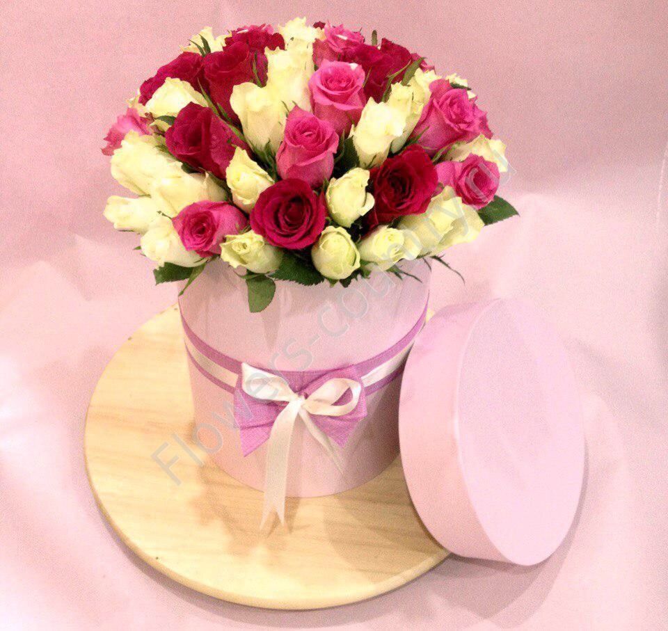 Коробка с белой, розовой и бордовой розой Кения купить с доставкой по Москве