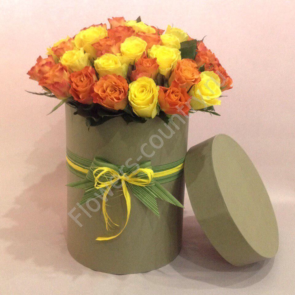 Букет из желтых и оранжевых роз в коробке купить с доставкой по Москве