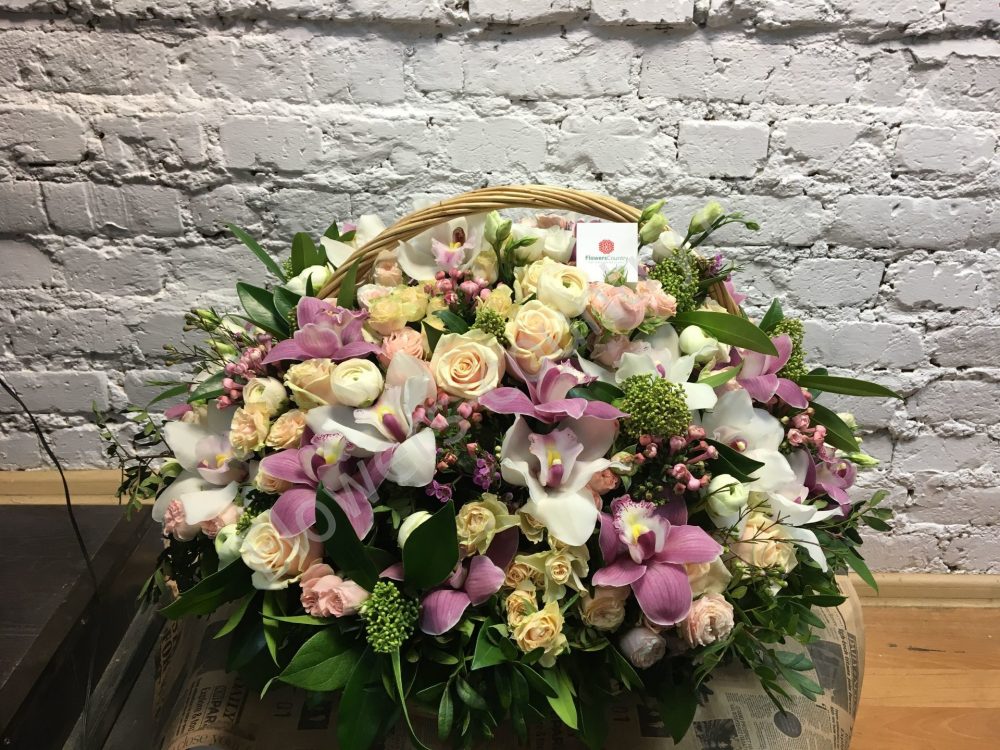 Корзина из белых и розовых орхидей купить с доставкой по Москве