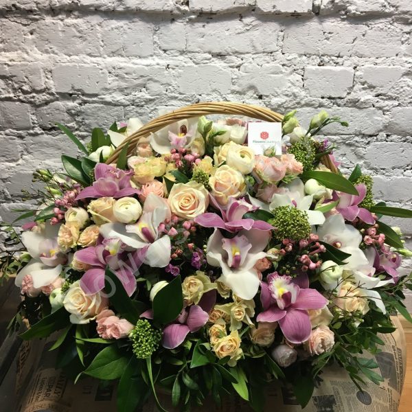 Корзина из белых и розовых орхидей купить с доставкой по Москве