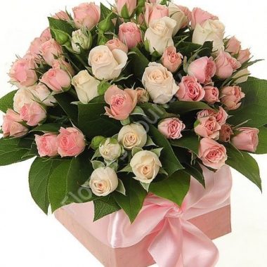 Букет из нежно-розовых кустовых роз в коробке купить с доставкой по Москве