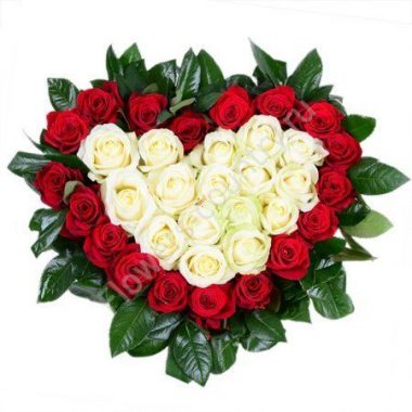 Сердце из белых и красных роз купить с доставкой по Москве