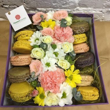 Композиция с цветами и макарони "Нежность" купить с доставкой по Москве