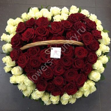 Корзина из красных и белых роз в форме сердца купить с доставкой по Москве