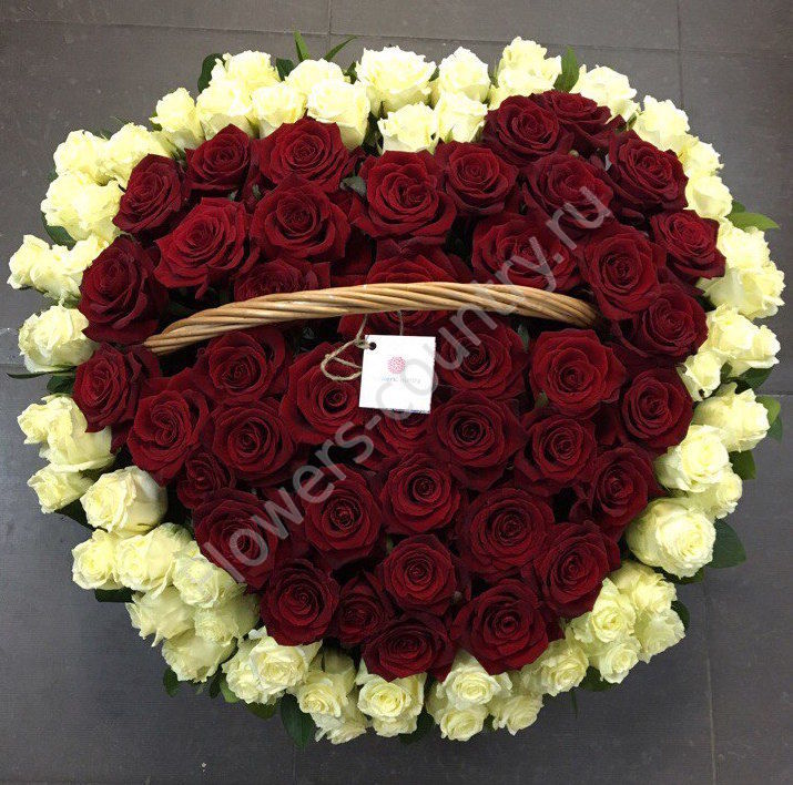 Корзина из красных и белых роз в форме сердца купить с доставкой по Москве
