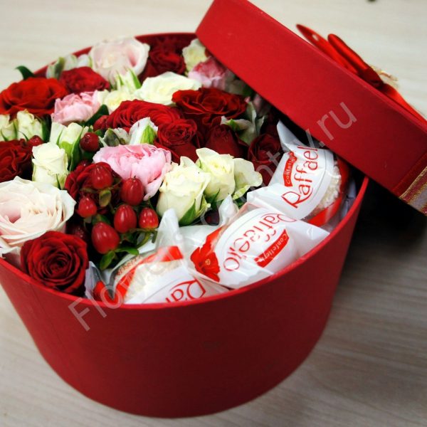 Букет цветов и раффаэлло в круглой коробке купить с бесплатной доставкой вМоскве по цене 3 540 руб.