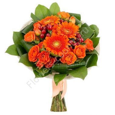 Букет из гиперикума, герберы и оранжевой кустовой розы купить с доставкой по Москве