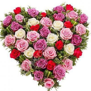 Букет из красной, белой и сиреневой розы в форме сердца купить с доставкой по Москве