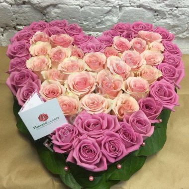 Букет из нежно-розовых роз в форме сердца
