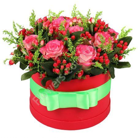 Букет из гиперикума и розы в коробке купить с доставкой по Москве