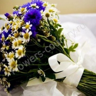 Букет невесты из васильков и ромашек купить с доставкой по Москве