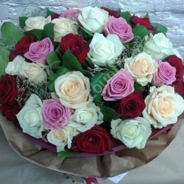 Букет из бордовой, сиреневой и персиковой розы купить с доставкой по Москве