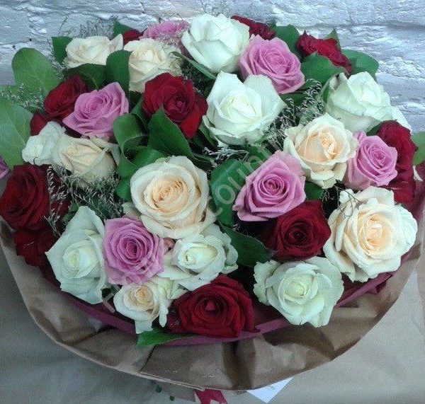 Букет из бордовой, сиреневой и персиковой розы купить с доставкой по Москве