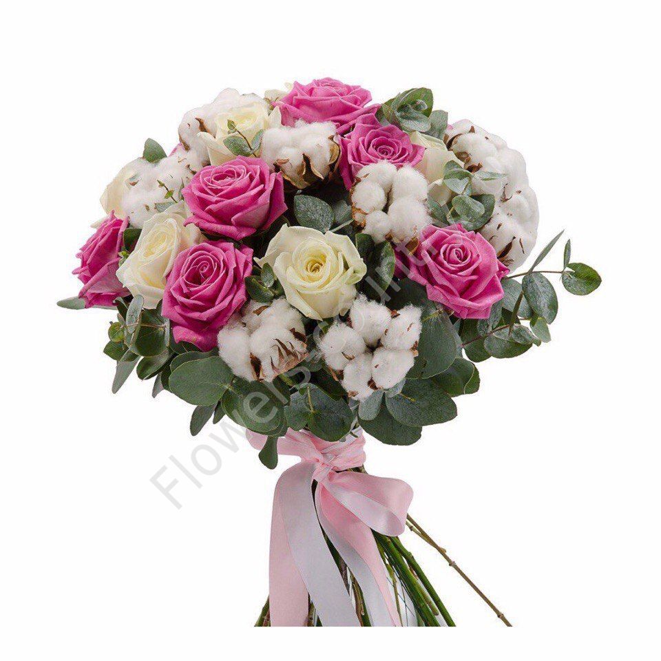 Букет с хлопком, розовыми и белыми розами купить с доставкой по Москве
