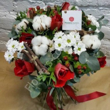Зимний букет с хризантемами, анемонами и хлопком купить с доставкой по Москве