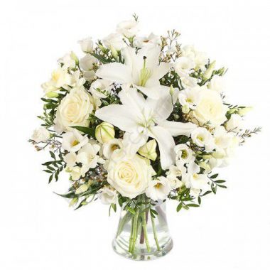 Букет с белыми розами и лилиями купить с доставкой по Москве