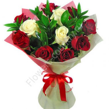 Букет из красных и белых роз купить с доставкой по Москве