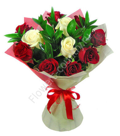 Букет из красных и белых роз купить с доставкой по Москве