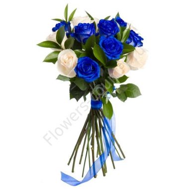 Букет из синих и белых роз купить с доставкой по Москве