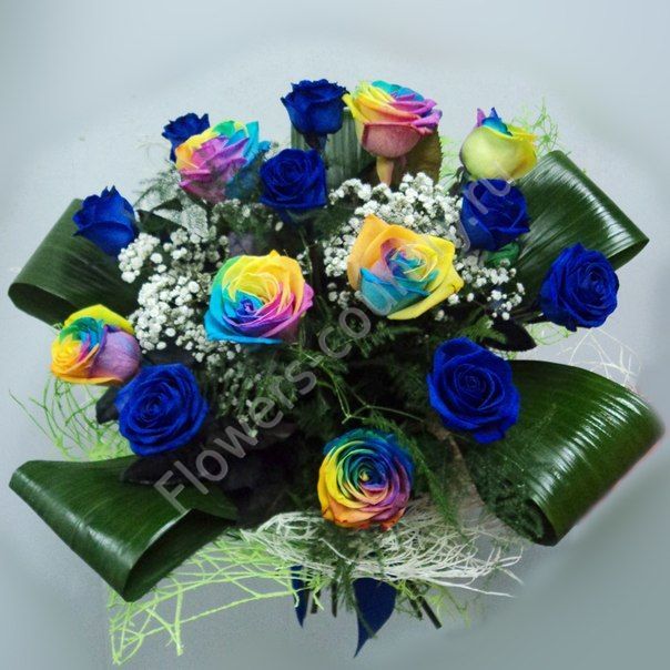 Букет из синих и радужных роз купить с доставкой по Москве