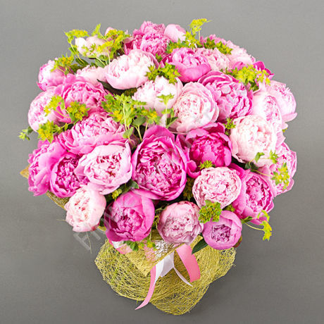 Букет из 35 розовых пионов с зеленью купить с доставкой по Москве
