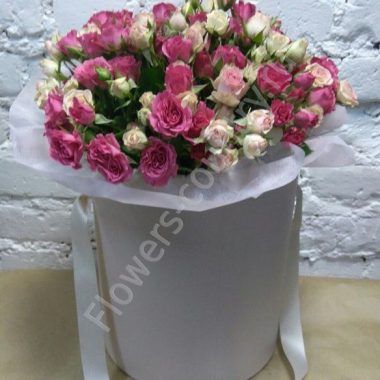 Букет кустовых роз в шляпной коробке