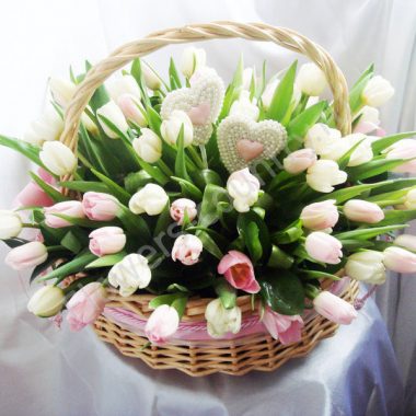 Букет из 75 белых и розовых тюльпанов в корзине купить с доставкой по Москве