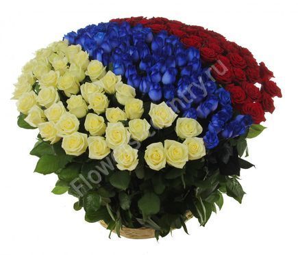 Корзина из белых, синих и красных роз «Триколор» купить с доставкой по Москве