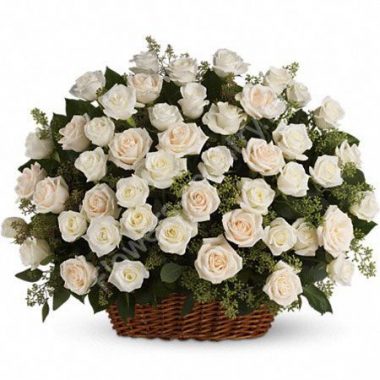 Букет с белыми розами в корзине