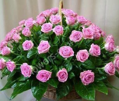 Букет с розовыми розами в корзинке