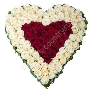 Букет из красных и белых роз в форме сердца