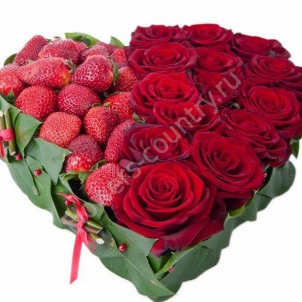 Букет из красных роз и клубники купить с доставкой по Москве