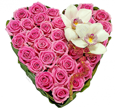 Букет из розовых роз в форме сердца